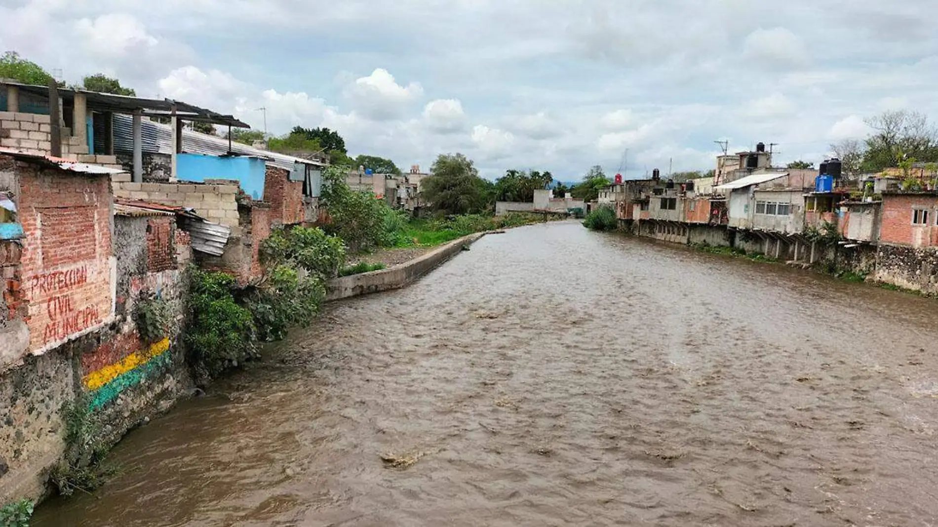 Decenas de familias de la zona de Izúcar de Matamoros podrían estar en riesgo debido a la crecida del río Nexapa